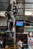 The great Chola temples of Tamil Nadu - the Sri Meenakshi-Sundareshwarar Temple of Madurai. the Pudu-mandapam occupied by brass merchants and tailors  